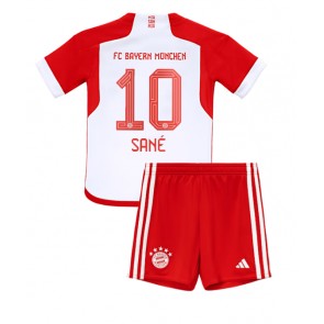 Bayern Munich Leroy Sane #10 Koszulka Podstawowych Dziecięca 2023-24 Krótki Rękaw (+ Krótkie spodenki)